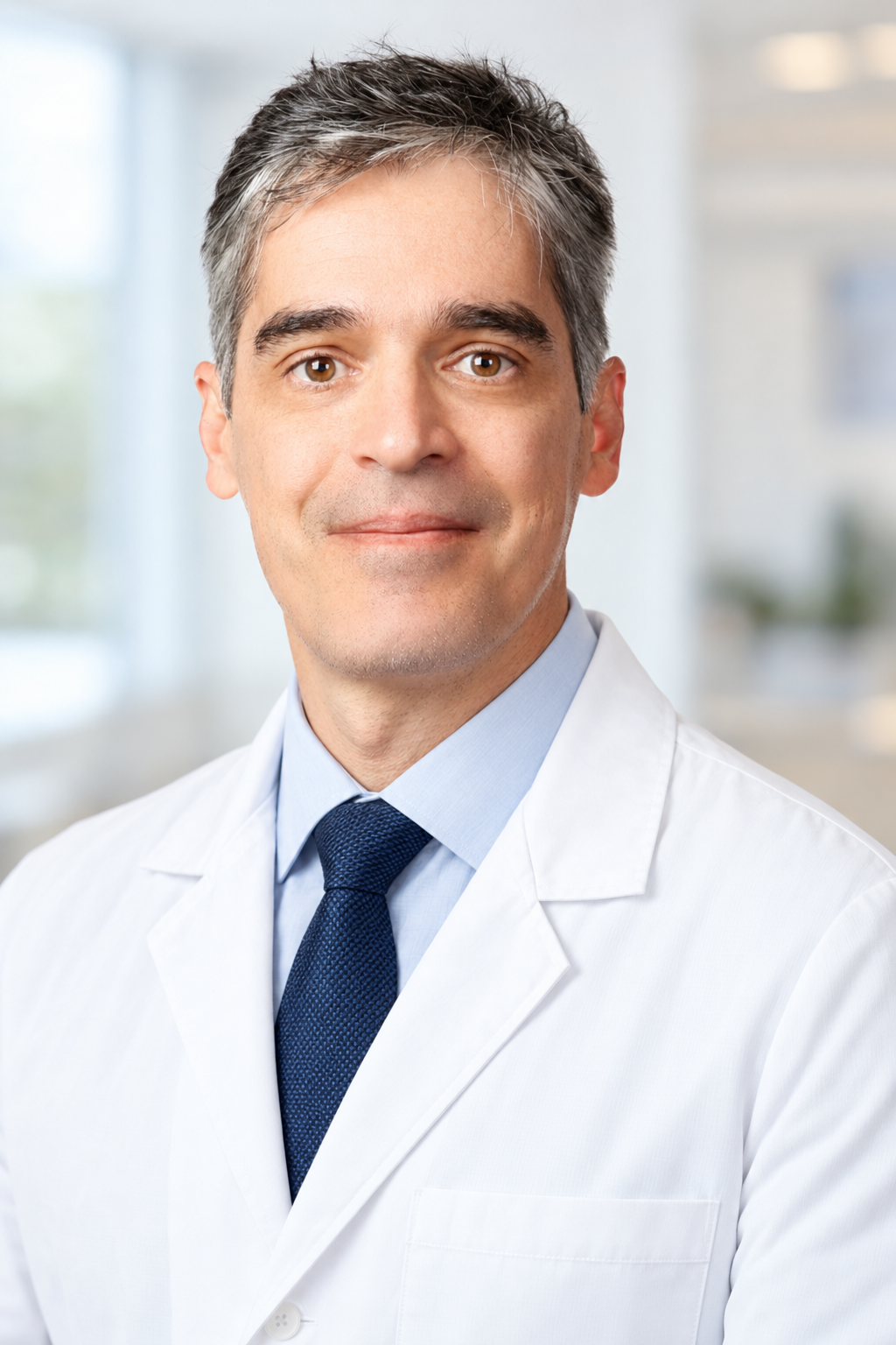 Dr. Alexandre Nonino usando jaleco, camisa e gravata